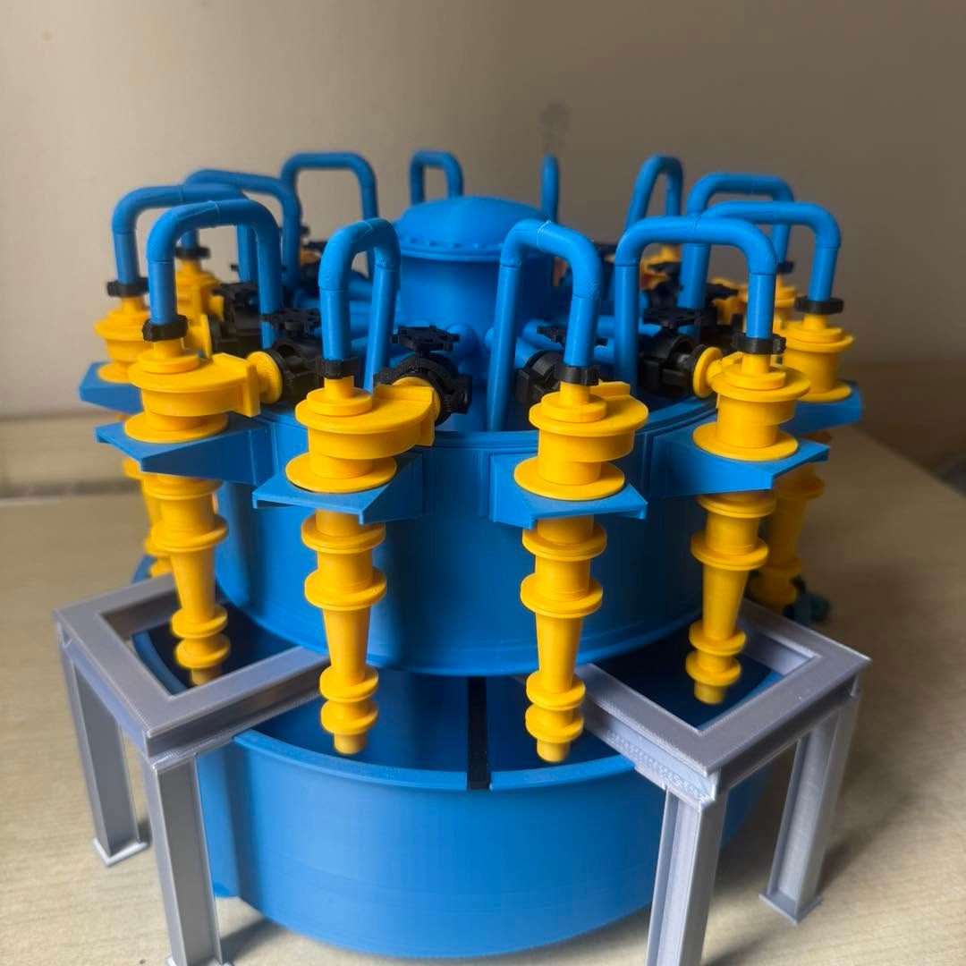 Primer plano de manifold, válvulas y toberas hidrociclónicas impresas en 3D